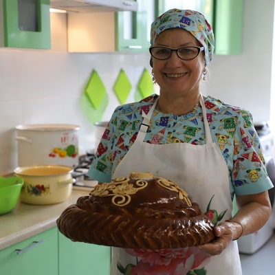 Кондитер с караваем хлеба в частном доме престарелых